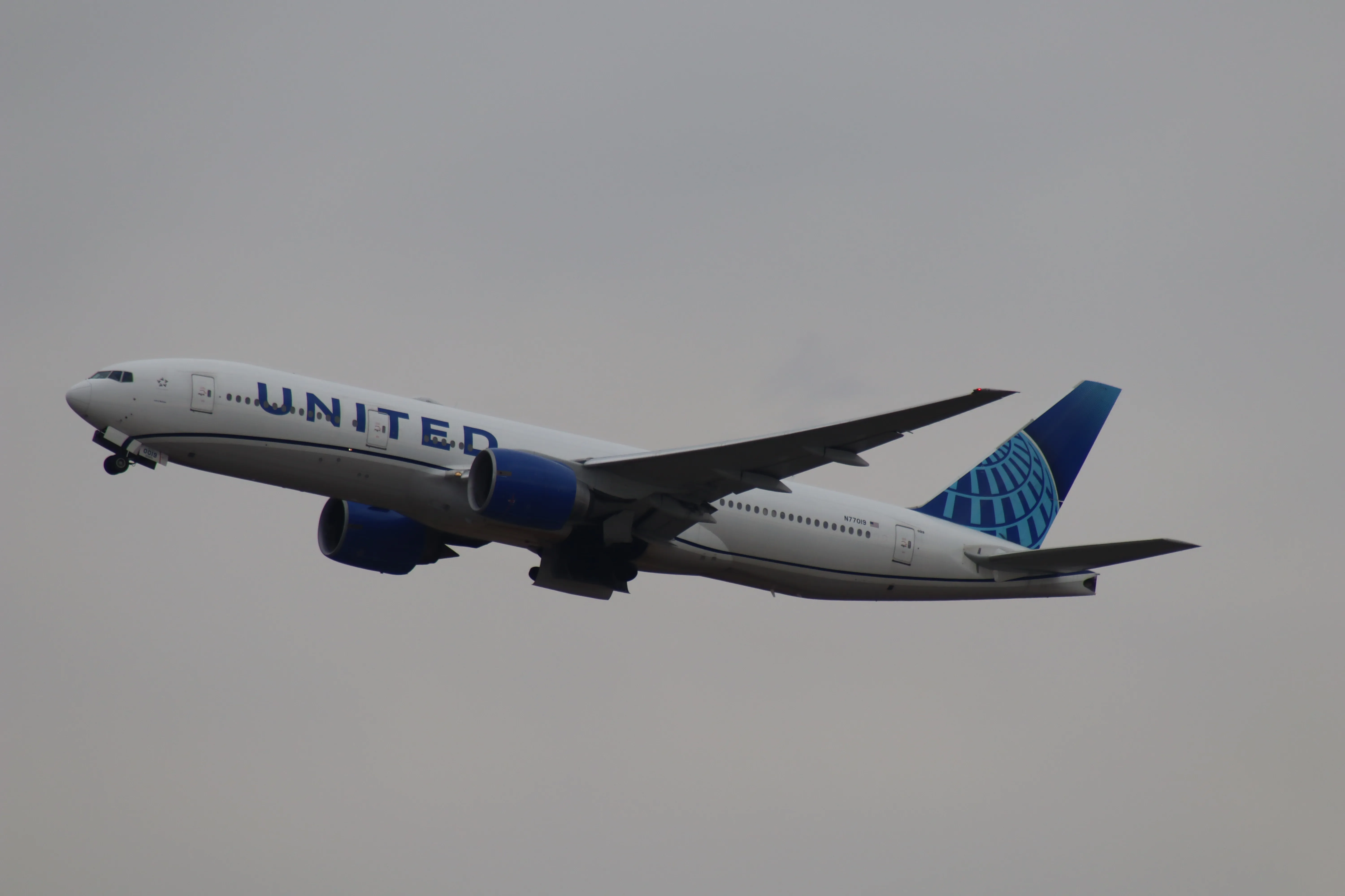 United Airlines Boeing 777